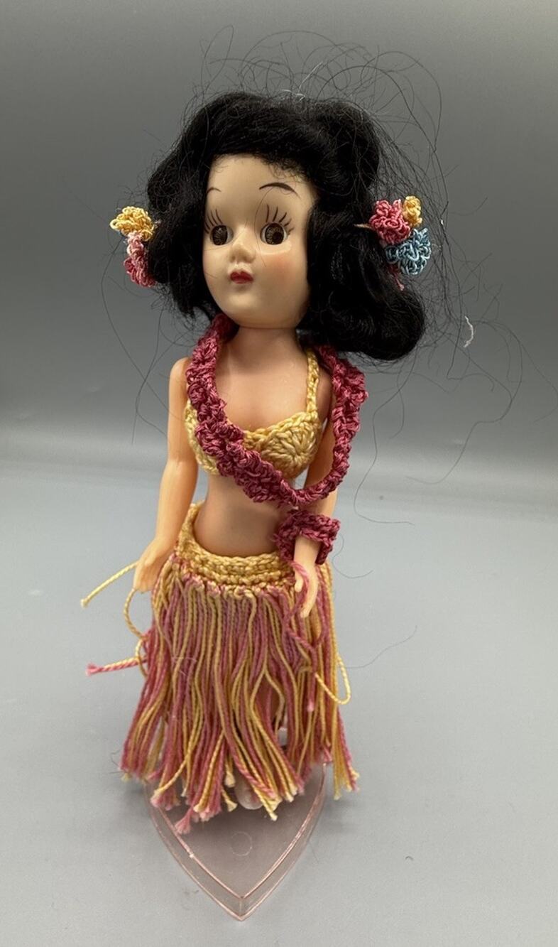 Vintage Hawaiian Hula Doll 7” Black Hair Yarn Grass Skirt Lei Pink Base